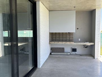 Casa en VENTA de tres dormitorios en barrio Jockey Club. Fisherton