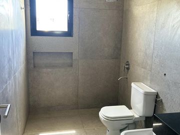 Casa en VENTA de tres dormitorios en barrio Jockey Club. Fisherton