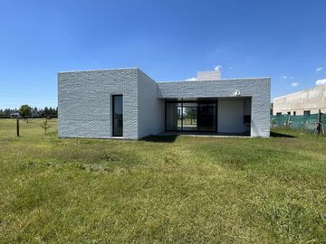 Casa en VENTA de tres dormitorios en barrio Jockey Club. Fisherton