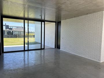 Casa en VENTA de tres dormitorios en barrio Jockey Club. Fisherton