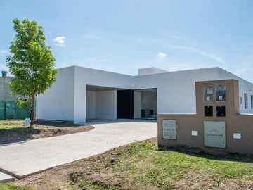 Casa en VENTA de tres dormitorios en barrio Jockey Club. Fisherton