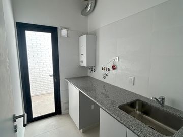 Casa en VENTA de tres dormitorios en barrio Jockey Club. Fisherton