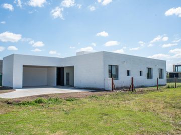 Casa en VENTA de tres dormitorios en barrio Jockey Club. Fisherton