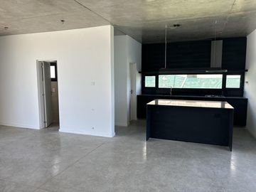 Casa en VENTA de tres dormitorios en barrio Jockey Club. Fisherton