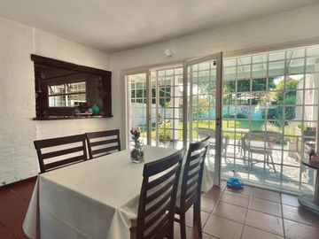 Chalet 4 Ambientes con parque, parrilla y garaje. Barrio Caisamar
