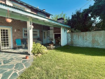 Chalet 4 Ambientes con parque, parrilla y garaje. Barrio Caisamar
