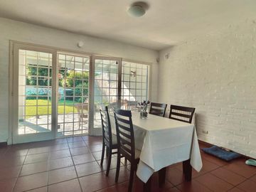 Chalet 4 Ambientes con parque, parrilla y garaje. Barrio Caisamar
