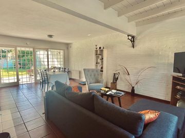 Chalet 4 Ambientes con parque, parrilla y garaje. Barrio Caisamar