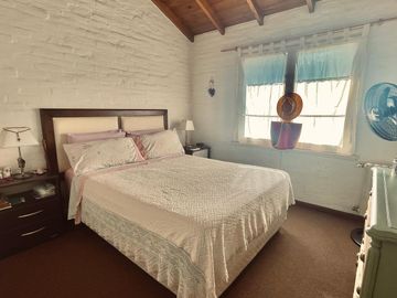 Chalet 4 Ambientes con parque, parrilla y garaje. Barrio Caisamar