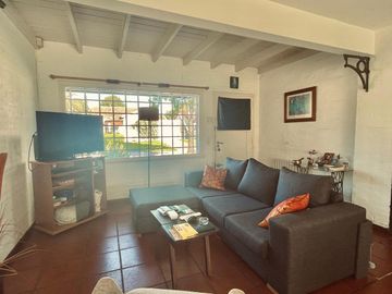 Chalet 4 Ambientes con parque, parrilla y garaje. Barrio Caisamar