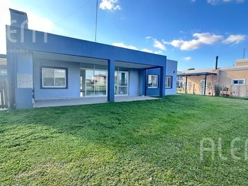 Casa  de 5 amb  en  Venta en Lagos de Canning