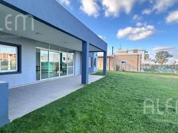 Casa  de 5 amb  en  Venta en Lagos de Canning