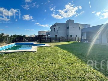 Casa  de 5 amb  en  Venta en Lagos de Canning