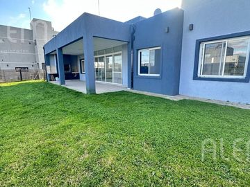 Casa  de 5 amb  en  Venta en Lagos de Canning