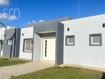 Casa  de 5 amb  en  Venta en Lagos de Canning