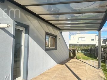 Casa  de 5 amb  en  Venta en Lagos de Canning