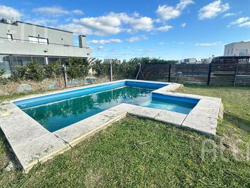 Casa  de 5 amb  en  Venta en Lagos de Canning