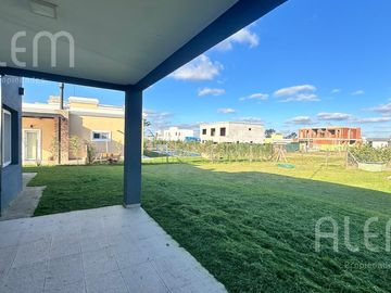 Casa  de 5 amb  en  Venta en Lagos de Canning
