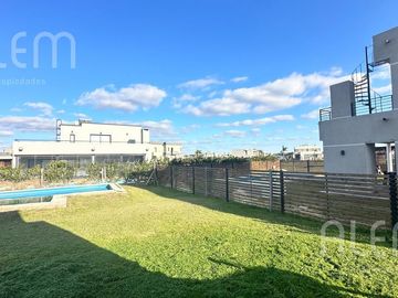 Casa  de 5 amb  en  Venta en Lagos de Canning