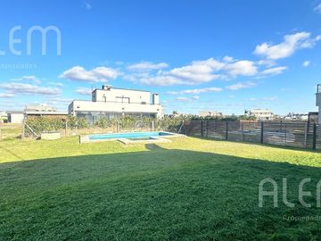 Casa  de 5 amb  en  Venta en Lagos de Canning