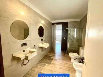Barrio Los Castaños casa en venta de 3 dormitorios y dependencias. | Nordelta