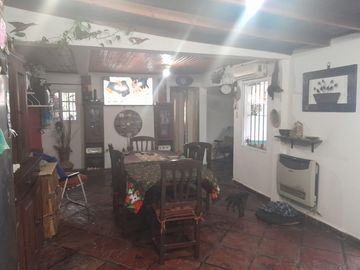 Casa en venta - 2 Dormitorios 1 Baño - Cochera - 208Mts2 - Longchamps