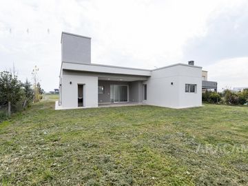 VENTA CASA EN LA ALAMEDA - CANNING