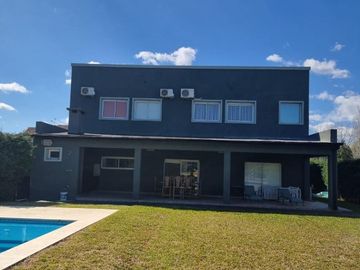 Casa en venta - 3 Dormitorios 5 Baños - Cocheras - 930Mts2 - Venado I, Esteban Echeverría