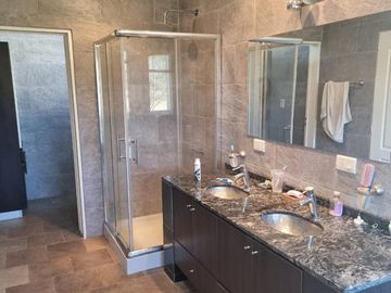 Casa en venta - 3 Dormitorios 5 Baños - Cocheras - 930Mts2 - Venado I, Esteban Echeverría