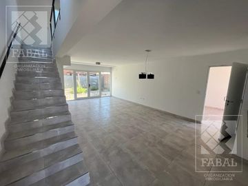 Casa venta Confluencia Rural, 3 dormitorios (suite), 3 baños, 2 cocheras y jardín