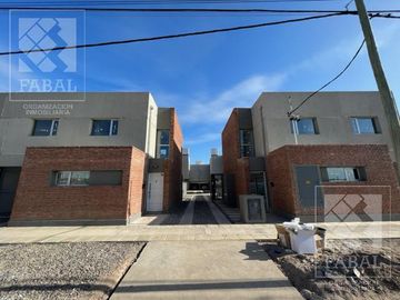 Casa venta Confluencia Rural, 3 dormitorios (suite), 3 baños, 2 cocheras y jardín