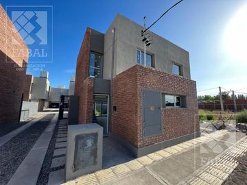 Casa venta Confluencia Rural, 3 dormitorios (suite), 3 baños, 2 cocheras y jardín