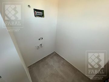 Casa venta Confluencia Rural, 3 dormitorios (suite), 3 baños, 2 cocheras y jardín