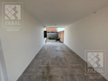 Casa venta Confluencia Rural, 3 dormitorios (suite), 3 baños, 2 cocheras y jardín