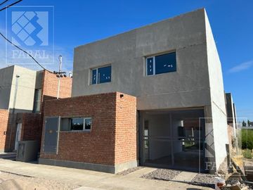 Casa venta Confluencia Rural, 3 dormitorios (suite), 3 baños, 2 cocheras y jardín