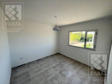 Casa venta Confluencia Rural, 3 dormitorios (suite), 3 baños, 2 cocheras y jardín