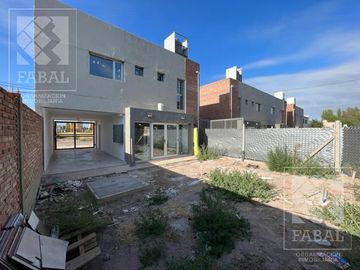 Casa venta Confluencia Rural, 3 dormitorios (suite), 3 baños, 2 cocheras y jardín