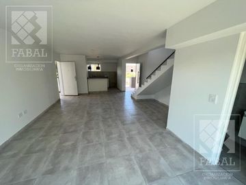 Casa venta Confluencia Rural, 3 dormitorios (suite), 3 baños, 2 cocheras y jardín