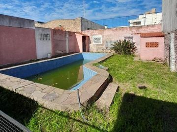 Venta casa de 2 dormitorios APTO CRÉDITO en barrio Sarmiento