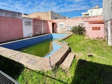Venta casa de 2 dormitorios APTO CRÉDITO en barrio Sarmiento