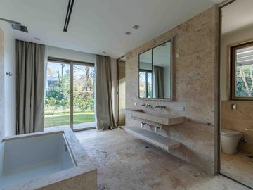 Casa en venta en Highland Park a estrenar por el reconocido arquitecto Pablo Sanchez Elias!!!