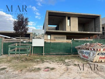 Casa en Venta en Los Puentes, Nordelta con salida a la laguna