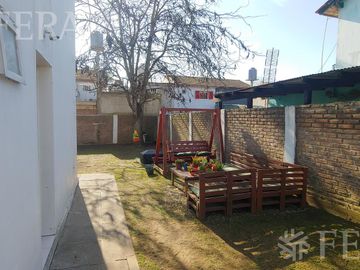 Venta de casa de 3 ambientes con cochera en Longchamps