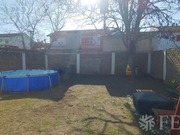 Venta de casa de 3 ambientes con cochera en Longchamps