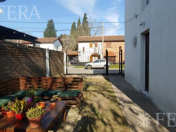Venta de casa de 3 ambientes con cochera en Longchamps