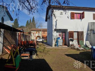 Venta de casa de 3 ambientes con cochera en Longchamps
