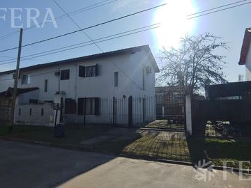 Venta de casa de 3 ambientes con cochera en Longchamps