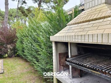 Casa en alquiler para 6 personas en zona residencial de Pinamar con jacuzzi