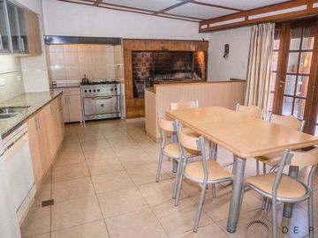 Increíble piso de 5 ambientes + cochera doble A 50 METROS DEL MAR!