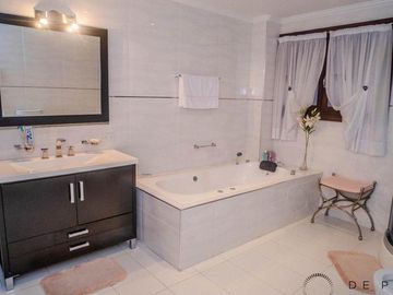 Increíble piso de 5 ambientes + cochera doble A 50 METROS DEL MAR!